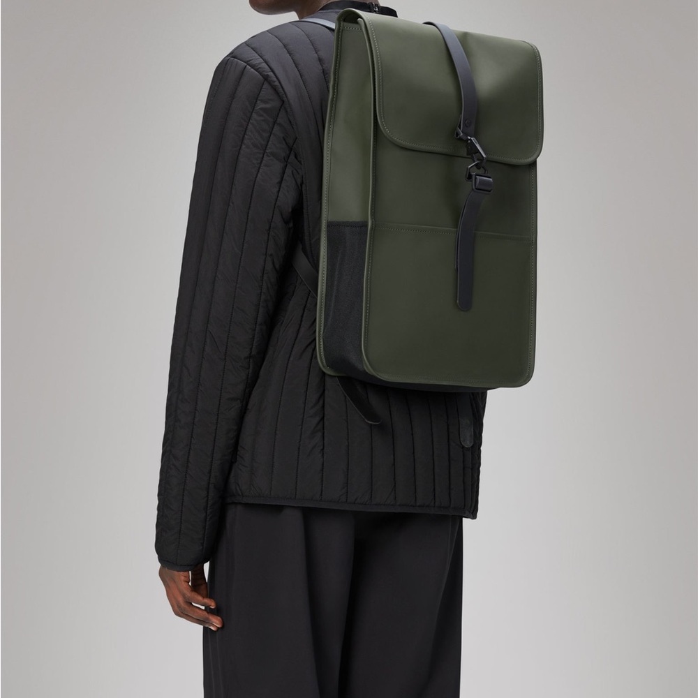 Rains Green Backpack clean and ever-contemporary Silhouette bag - Picture 5 of 11